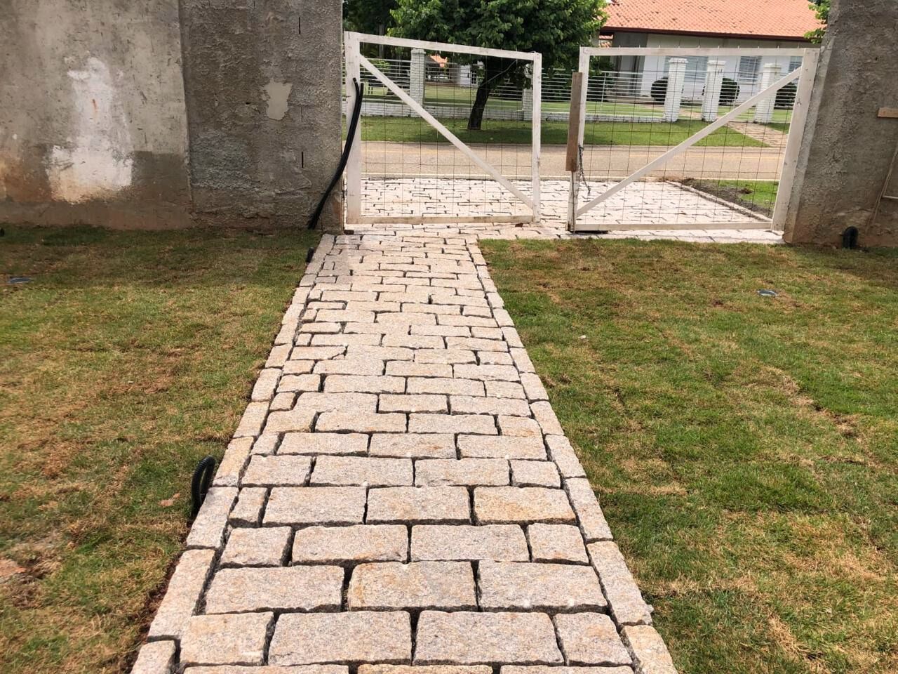 calçamento de pedras folheta